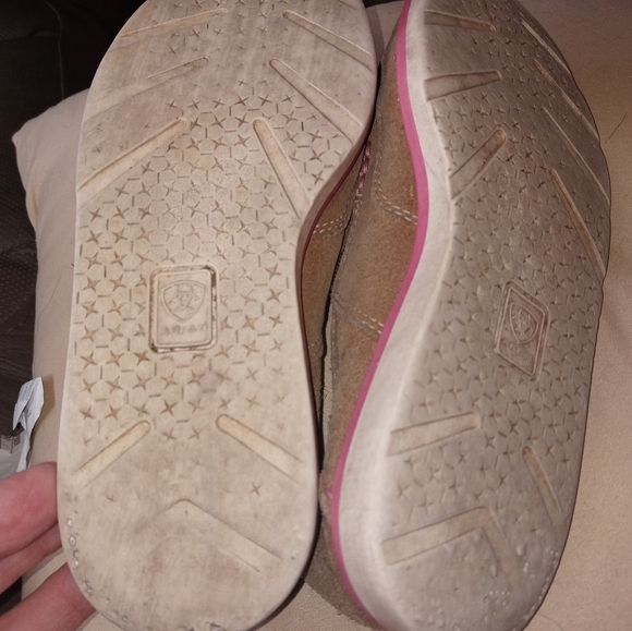 Ariat Cruiser Girl's 13.5 beige suede upper Slip on Loafer Boat shoes Pink Trim - Picture 7 of 8
